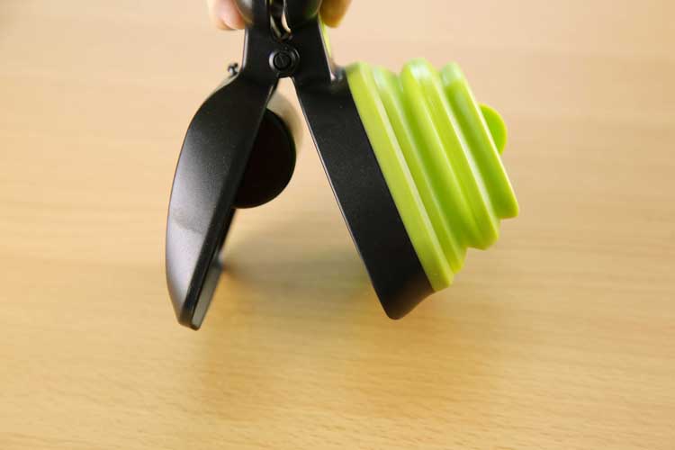 Portable Dog Pooper Scooper – Foldable & Hygienic Cleanup Tool